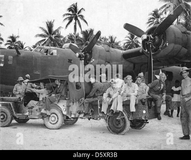 Consolidated B-24 Liberator "bomber" et de l'équipage de l'US Air Force 7e à Funafuti, Îles Ellice, vers mai 1943. Banque D'Images