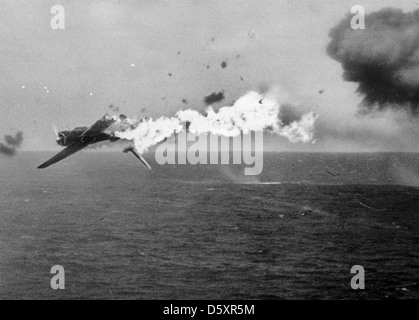 Une torpille japonaise bomber descend en flammes après un coup direct par 5 pouces du USS YORKTOWN (cv-10), le 25 octobre 1944. Banque D'Images