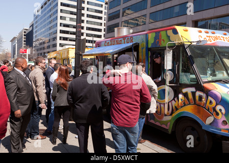 Les gens en file d'attente avec un camion alimentaire - USA Banque D'Images