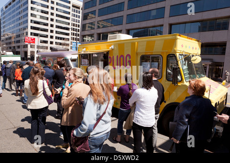 Les gens en file d'attente avec un camion alimentaire - USA Banque D'Images