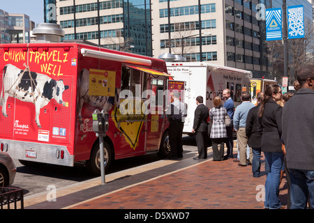 Les gens en file d'attente avec un Poussin-fil-Un camion alimentaire - USA Banque D'Images