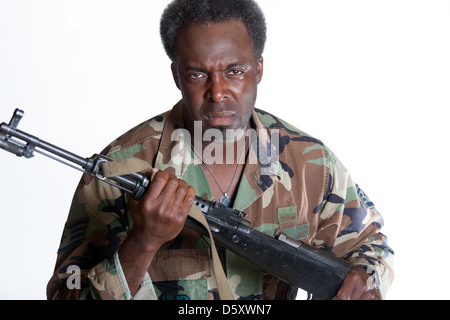 African American man with gun in camouflage veste militaire Banque D'Images