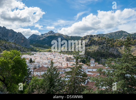 Vue sur le village de Grazalema, Andalousie, Espagne Banque D'Images