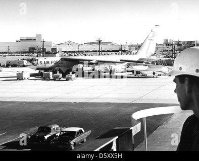 Un Boeing B-52F-70-BW 'Stratofortress' se prépare à livrer sur la rampe à l'LogAir depot, Kelly AFB. Banque D'Images