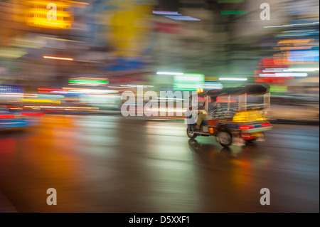 Tuk-tuk in motion blur, Bangkok, Thaïlande Banque D'Images