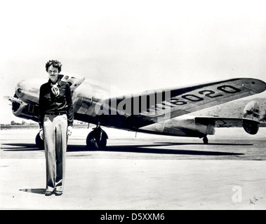 Amelia Earhart debout devant le 'Lockheed Electra 10E' NR16020 dans laquelle elle a disparu en juillet 1937. Banque D'Images