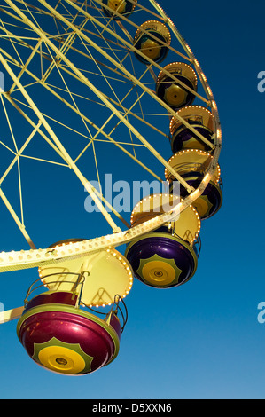 Grande roue plus de ciel bleu profond Banque D'Images