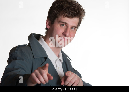 Jeune homme en trench coat et polo. Banque D'Images