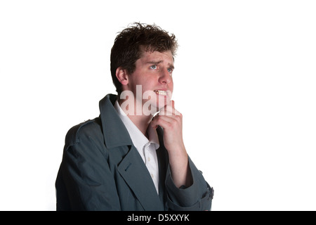 Jeune homme en trench coat et polo. Banque D'Images