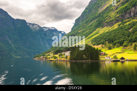 Petit village de Naeroyfjord, Norvège Banque D'Images