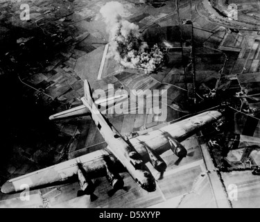 Le Boeing B-17F « Flying Fortress » était un bombardier lourd à quatre moteurs utilisé par l'armée de l'air américaine pendant la IIe Guerre mondiale. Connu pour sa durabilité et son armement défensif, le B-17F a joué un rôle clé dans les campagnes de bombardement stratégiques au-dessus de l'Europe. Banque D'Images