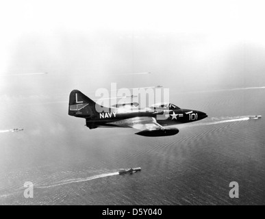 Grumman f9f-2 'panther' 'papasan" (joint à la Fighter Squadron VF-71, carrier air groupe sept (cvg-7), sur l'uss bon homme richard (cv-31). Banque D'Images