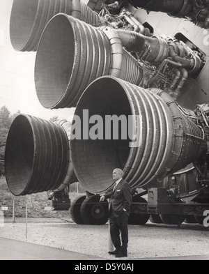 Un pionnier de l'america's space program, dr. von Braun se distingue par les cinq moteurs f-1 de la 'Saturn' v essai dynamique véhicule sur l'affichage à l'US Space & rocket center à Huntsville, Alabama. Banque D'Images