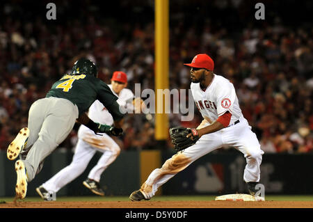 Anaheim, Californie, USA. 9 avril 2013. Oakland Athletics champ centre Coco Crisp # 4 vole la deuxième base sous le nom de Los Angeles Angels le deuxième but Howard Kendrick # 47 dans la septième manche au cours de la jeu de la Ligue Majeure de Baseball, le Los Angeles Angels d'ouverture à domicile entre les Athletics d'Oakland et Los Angeles Angels à Anaheim Stadium à Anaheim, en Californie..Louis Lopez/CSM/Alamy Live News Banque D'Images