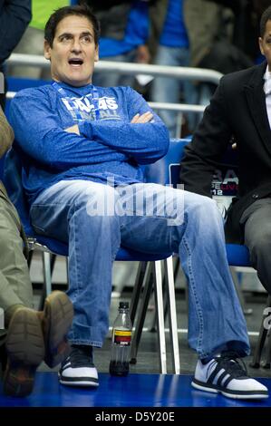 Le propriétaire des Dallas Mavericks, Mark Cuban, est à la recherche sur l'avant le match amical entre les Dallas Mavericks et Alba Berlin dans le cadre du NBA Europe Live Tour à l'arène O2 World à Berlin, Allemagne, 06 octobre 2012. Foto : Sebastian Kahnert/dpa Banque D'Images