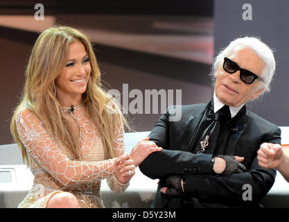 Document - un document photo par la ZDF nous montre la chanteuse Jennifer Lopez et créateur de mode Karl Lagerfeld assis sur le célèbre "bet-table' pendant le 200e épisode de l'émission de télévision ZDF "Wetten, dass... ?' ('Wanna bet, que.. ?" chez ISS Dome à Duesseldorf, Allemagne, 06 octobre 2012. Photo : SASCHA BAUMANN/ZDF/DPA ( - DANS LE CADRE DU Banque D'Images