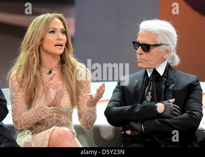 Document - un document photo par la ZDF nous montre la chanteuse Jennifer Lopez et créateur de mode Karl Lagerfeld assis sur le célèbre "bet-table' pendant le 200e épisode de l'émission de télévision ZDF "Wetten, dass... ?' ('Wanna bet, que.. ?" chez ISS Dome à Duesseldorf, Allemagne, 06 octobre 2012. Photo : SASCHA BAUMANN/ZDF/DPA ( - DANS LE CADRE DU Banque D'Images