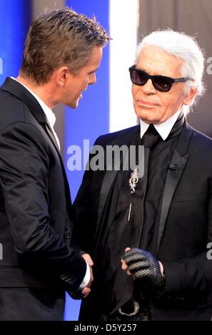 Document - un document photo par la ZDF montre présentateur Markus Lanz (L) Karl Lagerfeld accueillant pendant le 200e épisode de l'émission de télévision ZDF "Wetten, dass... ?' ('Wanna bet, que.. ?" chez ISS Dome à Duesseldorf, Allemagne, 06 octobre 2012. Photo : SASCHA BAUMANN/ZDF/DPA ( - DANS LE CADRE DE LA COUVERTURE DE "Wetten, dass.. Banque D'Images