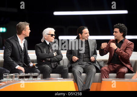 Document - un document photo par la ZDF montre présentateur Markus Lanz (L-R) parle de parier sponsors Karl Laferfeld, Buelent Ceylan et Rolando Villazon pendant le 200e épisode de l'émission de télévision ZDF "Wetten, dass... ?' ('Wanna bet, que.. ?" chez ISS Dome à Duesseldorf, Allemagne, 06 octobre 2012. Photo : SASCHA BAUMANN/ZDF/DPA ( - À l'égard WI Banque D'Images