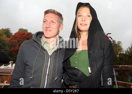 Bastian Schweinsteiger du FC Bayern München participe avec petite amie Sarah Brandner l'Oktoberfest, la fête de la bière à l'Wiesnschaenke Kaefer tente le 7 octobre 2012 à Munich, Allemagne. Photo : Alexander Hassenstein  + + +(c) afp - Bildfunk + + + Banque D'Images