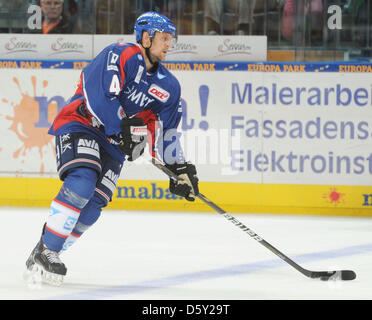 Mannheim Dennis Seidenberg joue la rondelle lors de la Bundesliga de hockey sur glace (DEL) Concordance entre l'Adler Mannheim et Duesseldorfer EG chez SAP Arena de Mannheim, Allemagne, 07 octobre 2012. Photo : Uli Deck Banque D'Images