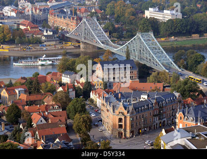 Paquebot construit 1929 Leipzig va au-delà du pont de Loschwitz, également connu sous le nom de Miracle Bleu, enjambant l'Elbe à Dresde, Allemagne, 09 octobre 2012. Photo : Matthias Hiekel Banque D'Images