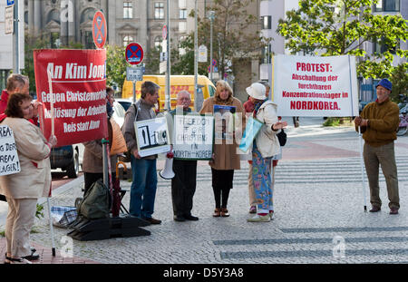 Protestwith les militants des affiches et des panneaux contre le régime du dictateur nord-coréen à l'Ambassade de Corée du nord de Berlin, Allemagne, 09 octobre 2012. L'une de leurs revendications est la fermeture des camps d'internement en Corée du Nord. Photo : ROBERT SCHLESINGER Banque D'Images