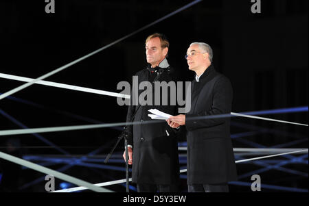 Le Ministre Hongrois Zoltan Balog (R) et maire de Leipzig Burkhard Jung ouvrir la lumière au festival de Augustusplatz Leipzig, Allemagne, 09 octobre 2012. La ville commémore la Révolution pacifique à l'automne 1989 contre la RDA. Photo : HENDRIK SCHMIDT Banque D'Images