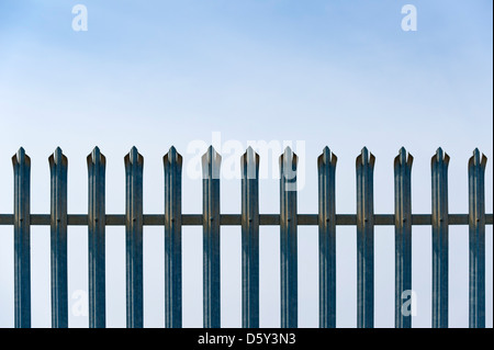 Clôture métallique de sécurité contre un ciel bleu Banque D'Images