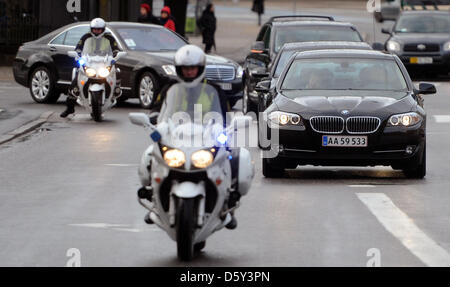 Le cortège officiel du Premier Ministre du Schleswig-Holstein Torsten Albig durs avec une escorte de police de Copenhague, Danemark, 10 octobre 2012. Albig est à sa première visite officielle au Danemark. Photo : DANIEL REINHARDT Banque D'Images