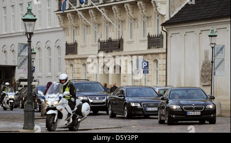 Le cortège officiel du Premier Ministre du Schleswig-Holstein Torsten Albig durs avec une escorte de police de Copenhague, Danemark, 10 octobre 2012. Albig est à sa première visite officielle au Danemark. Photo : DANIEL REINHARDT Banque D'Images