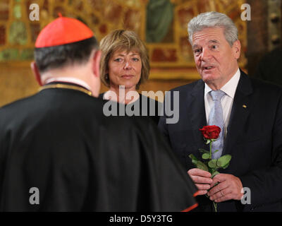 Le Président allemand Joachim Gauck (R) et son partenaire Daniela Schadt parler avec le Cardinal Archevêque de Prague Dominik Duka dans la cathédrale Saint-Guy de Prague, en République tchèque, le 10 octobre 2012. Gauck est sur un voyage d'une journée à la République tchèque. Photo : WOLFGANG KUMM Banque D'Images