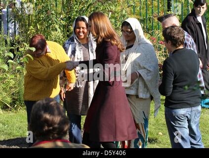 Catherine duchesse de Cambridge répond aux enfants à Elswick Park tout en visitant un jardin communautaire à Newcastle, au nord-est de l'Angleterre, 10 octobre 2012. Kate est sur son premier solo de l'engagement. Photo : PRE-Albert Nieboer/dpa / Pays-Bas OUT Banque D'Images