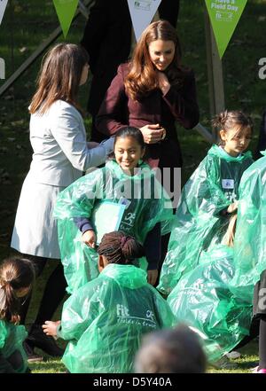 Catherine duchesse de Cambridge répond aux enfants à Elswick Park tout en visitant un jardin communautaire à Newcastle, au nord-est de l'Angleterre, 10 octobre 2012. Kate est sur son premier solo de l'engagement. Photo : PRE-Albert Nieboer/dpa / Pays-Bas OUT Banque D'Images