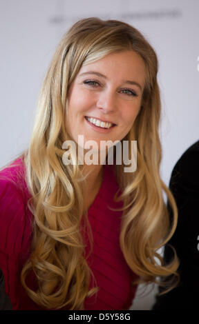 Présentateur Nina Eichinger pose au cours d'une conférence de presse pour le prix ECHO Klassik 2012 au concert house à Gendarmenmarkt à Berlin, Allemagne, 12 octobre 2012. Le prix sera ensuite présenté le 14 octobre 2012. L'ECHO Klassik Award est décerné chaque année par l'Institut culturel de l'Association allemande de l'industrie de la musique, Phono-Academy, depuis 1994. Photo : Joerg Ca Banque D'Images