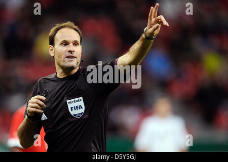 L'arbitre Antonio Miguel Mateu Lahoz gestes au cours de l'U 21 Euro de football match de qualification contre l'Allemagne à la Suisse en Leverkuen BayArena, Allemagne, 12 octobre 2012. Le match s'est terminé 1:1. Photo : Marius Becker Banque D'Images