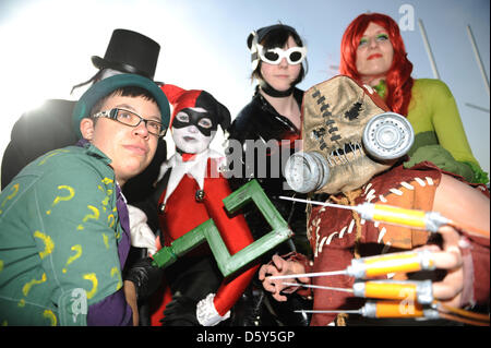 Les visiteurs sont en costumes au Salon du livre de Francfort à Francfort am Main, Allemagne, 13 octobre 2012. C'est une tradition de la foire du livre de manga et anime pour satisfaire des fans en costumes le samedi. Photo : Arne Dedert Banque D'Images