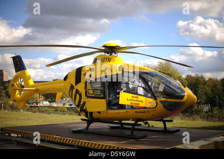 Les visiteurs d'observer l'hélicoptère Christoph 31 à Berlin, Allemagne, 14 octobre 2012. L'air rescue à Berlin a célébré son 25e anniversaire d'existence avec une journée portes ouvertes à la Benjamin Franklin l'hôpital. Photo : Tim Brakemeier Banque D'Images