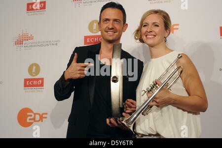 Alison Balsom et trompettiste trompettiste de jazz jusqu'à Broenner assister à la cérémonie de remise des prix de l'ECHO Klassik à Berlin, Allemagne, 14 octobre 2012. Balsom a reçu l'Echo Klassic dans la catégorie 'instrumentiste de l'année' et Broenner a tenu un discours élogieux. L'ECHO Klassik est un prix allemand pour les productions et les artistes du domaine de la musique classique. Photo : TIM BRAKEMEIER Banque D'Images