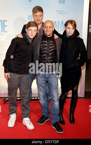 Henry acteurs (Stange, AVANT L-R), Jürgen Vogel et Birgit Minichmayr et le directeur Matthias Glasner arrivent pour la première du film 'Gnade' ('Grace') à l'International cinema à Berlin, Allemagne, 15 octobre 2012. Le film sera diffusé aux cinémas allemands le 18 octobre 2012. Photo : Joerg Carstensen Banque D'Images