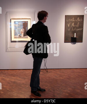 Un homme d'une œuvre vue l'exposition 'Le désir de liberté. L'art en Europe depuis 1945" au Musée historique allemand à Berlin, Allemagne, 16 octobre 2012. L'exposition, qui est ouverte du 17 octobre 2012 jusqu'au 10 mars 2013, affiche le travail de 113 artistes de 28 pays d'Europe, qui ont été concernés par le thème de la liberté depuis 1945. Photo : SPATA OLE Banque D'Images