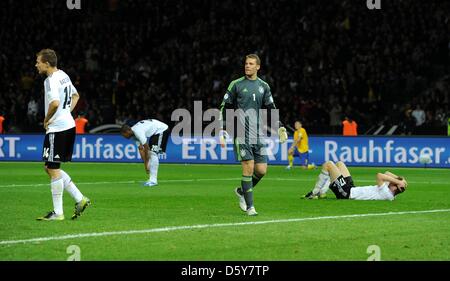 Allemagne (L-R) Holger Badstuber, Jerome Boateng, Manuel Neuer et Per Mertesacker réagir après la Coupe du Monde FIFA 2014 football match de qualification entre l'Allemagne et la Suède au stade olympique de Berlin, Allemagne, 16 octobre 2012. Photo : Thomas Eisenhuth/dpa  + + +(c) afp - Bildfunk + + + Banque D'Images