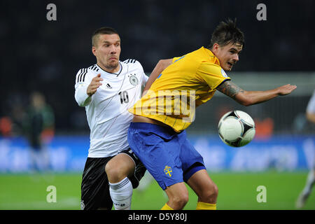 Le Suédois Mikael Lustig (R) convoite la la balle avec l'Allemagne au cours de Lukas Podolski la Coupe du Monde de Football 2014 football match de qualification entre l'Allemagne et la Suède au stade olympique de Berlin, Allemagne, 16 octobre 2012. Photo : Revierfoto Banque D'Images