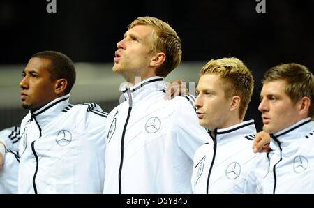 Jerome Boateng, de l'Allemagne par Mertesacker, Marco Reus et Toni Kroos (L-R) pendant la Coupe du Monde FIFA 2014 football match de qualification entre l'Allemagne et la Suède au stade olympique de Berlin, Allemagne, 16 octobre 2012. Photo : Thomas Eisenhuth/dpa Banque D'Images