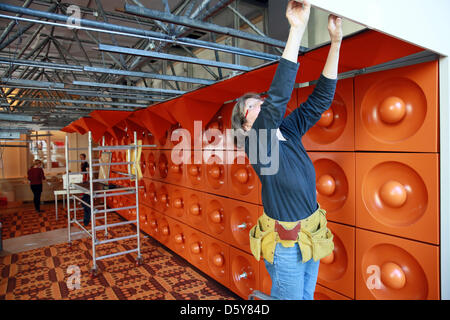 Installer les travailleurs Spiegel-Kantine au Musée des Arts et Métiers de Hambourg, Allemagne, 17 octobre 2012. Le Spiegel-Kantine ('Spiegel' cantine), un ensemble par Verner Panton pour le Spiegel pubishing house, fait partie de la design collection, qui sera ré-ouverte le 20 octobre 2012. Photo : ULRICH PERREY Banque D'Images