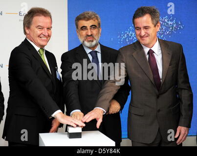 Der baden-württembergische Umweltminister Franz Untersteller (l,Bündnis 90/Die Grünen) drückt am 17.10.2012 in Istanbul (Turquie) zusammen mit dem Energieminister türkischen Taner Yildiz (M) und dem des Vorstandsvorsitzenden baden-württembergischen Energieunternehmens EnBW, Frank Mastiaux (r) auf einen Knopf um einen symbolischen Start für den Bau eines deutsch-Windkrafta türkischen Banque D'Images