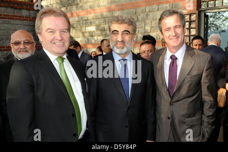 Der baden-württembergische Umweltminister Franz Untersteller (l,Bündnis 90/Die Grünen) steht am 17.10.2012 in Istanbul (Turquie) zusammen mit dem Energieminister türkischen Taner Yildiz (M) und dem des Vorstandsvorsitzenden baden-württembergischen Energieunternehmens EnBW, Frank Mastiaux (r), vor dem Start symbolischen für den Bau eines deutsch-türkischen Windkraftanlage bei Istanbu Banque D'Images