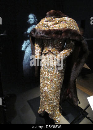 Marlene Dietrich's costume brodé de fourrure l'ajustement n'est à l'écran lors d'un aperçu de l'exposition "costumes d'Hollywood' au Victoria and Albert Museum de Londres, Grande-Bretagne, 17 octobre 2012. Dietrich portait le costume dans l'Ernst Lubitsch film 'Angel' à partir de 1937. Photo : Britta Guerke Banque D'Images