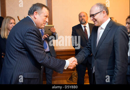 Premier ministre de Mecklembourg-Poméranie-Occidentale, Erwin Sellering (SPD, R) est reçu par le gouverneur de l'administration de Saint-pétersbourg Alexander Drosdenko (L) à Saint Petersburg, Russie, 17 octobre 2012. Une délégation économique Sellering et sont sur un voyage en Russie jusqu'au 19 octobre 2012. Photo : Jens Buettner Banque D'Images