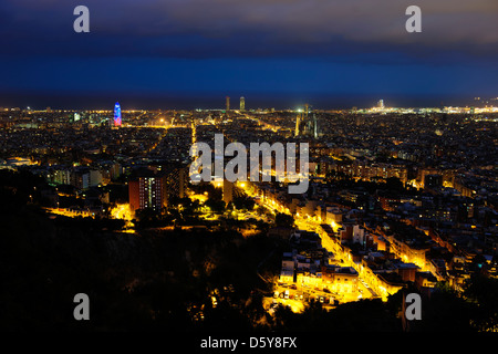 Barcelona skyline avec Torre Agbar, au crépuscule, Barcelone, Espagne Banque D'Images